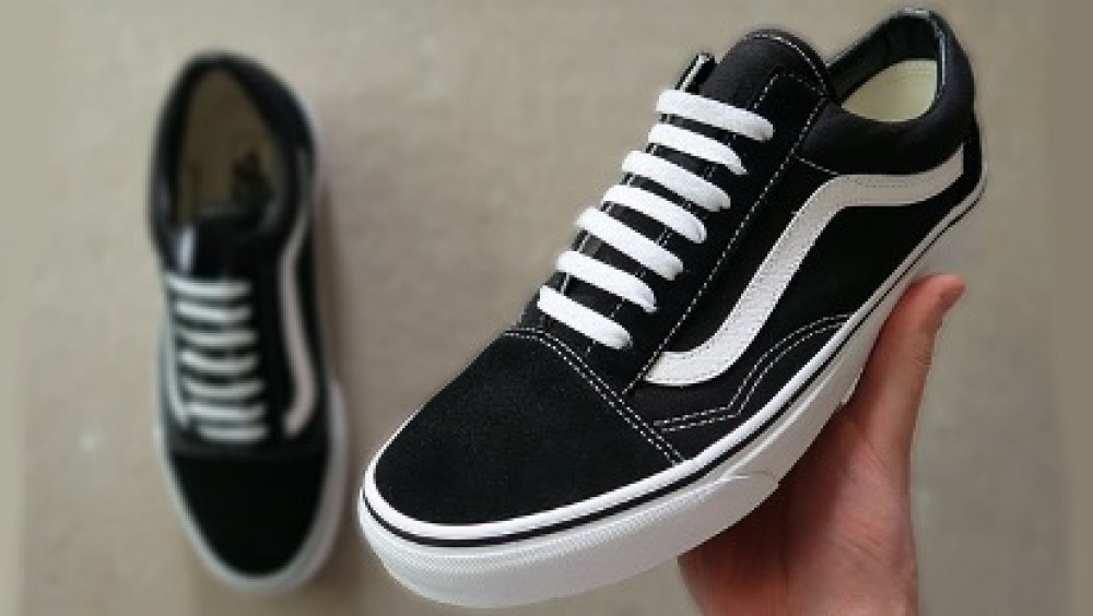 How to lace up Vans sneakers?